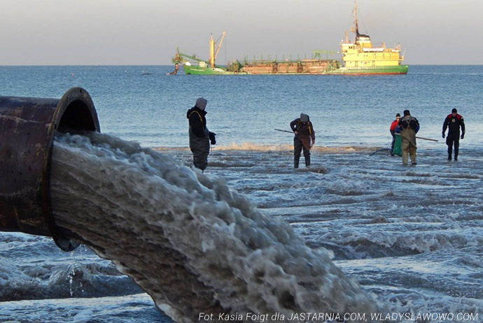 Bryłka bursztynu w dłoni