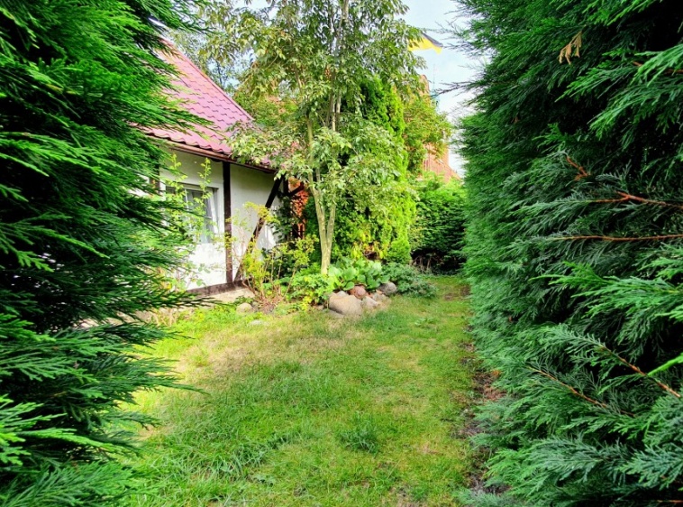 Chata Rybacka Konkel&oacute;wka Ogr&oacute;d z przodu domu?v=1.0.1